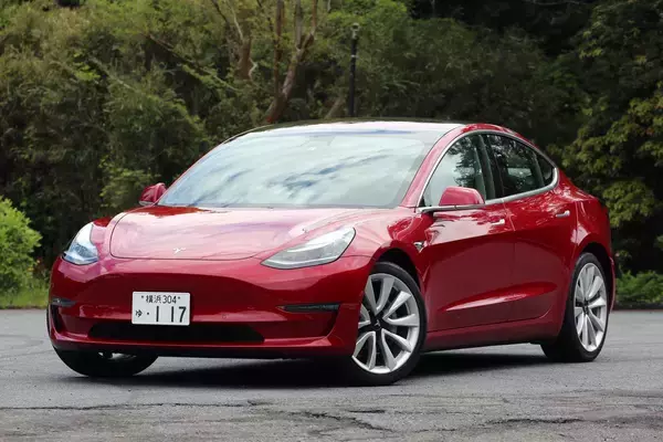 デビューから4年も経つのに走ってない！　テスラ・モデル3を日本で見かけないワケ