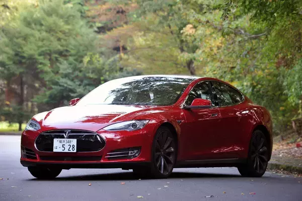 「デビューから4年も経つのに走ってない！　テスラ・モデル3を日本で見かけないワケ」の画像