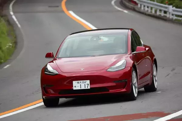 「デビューから4年も経つのに走ってない！　テスラ・モデル3を日本で見かけないワケ」の画像