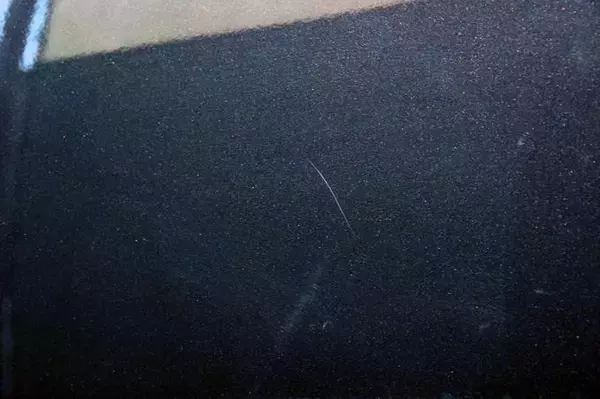 ぶつけても擦ってもいないのにキズ？　知らないうちにクルマについているキズの正体と対策