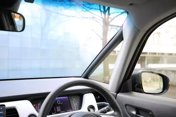 クルマのフロントガラス上部に「色」がつけられるワケ