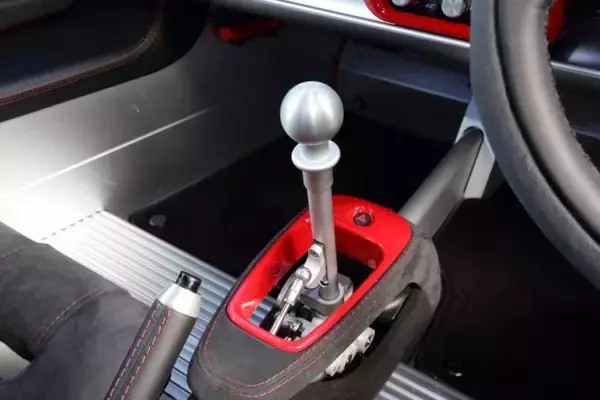 「AT限定免許じゃ味わえない！　軟弱者拒否のMTしか選べなかったクルマ５選」の画像