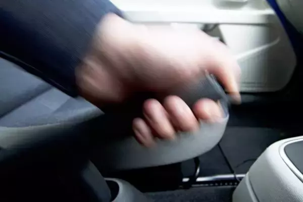 「動かなくなるまで目一杯引くべき？　クルマのサイドブレーキはどのぐらい引くのが正解か」の画像