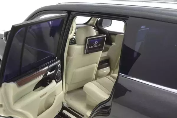 「細部まで徹底した作り込みがスゴイ！　京商から18分の1スケール「レクサスLX」発売」の画像