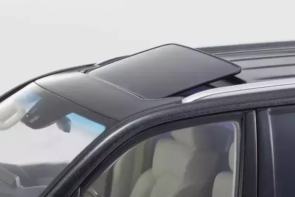 「細部まで徹底した作り込みがスゴイ！　京商から18分の1スケール「レクサスLX」発売」の画像