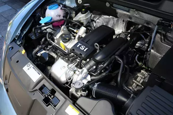 「時代に逆行！　絶滅寸前！　それでも小排気量ターボやHVじゃ味わえない大排気量エンジンの魅力」の画像