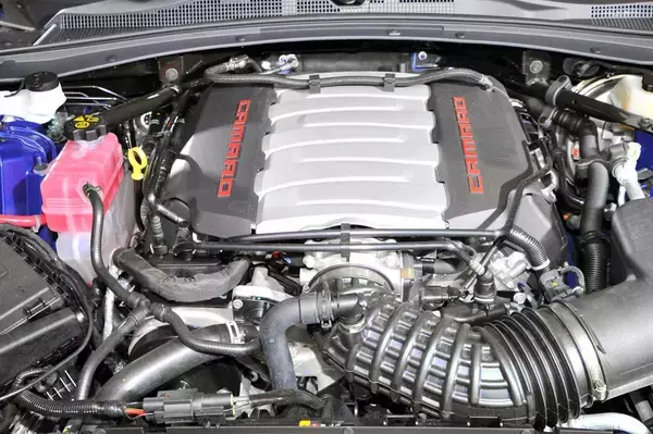 「時代に逆行！　絶滅寸前！　それでも小排気量ターボやHVじゃ味わえない大排気量エンジンの魅力」の画像