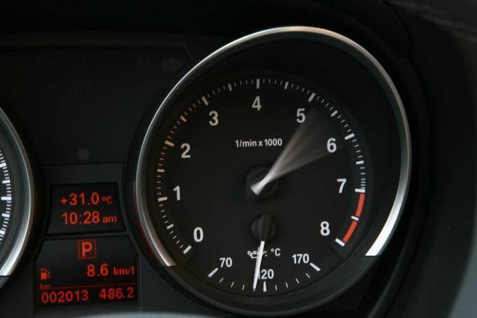 高性能スポーツカーでも8000回転程度！　なぜ市販車にはF1のような1万回転を超えるエンジンを積まないのか