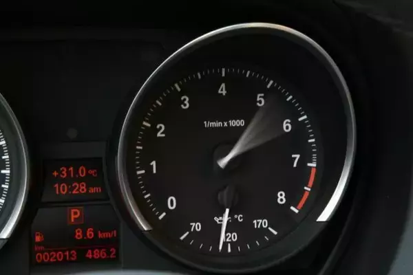 「高性能スポーツカーでも8000回転程度！　なぜ市販車にはF1のような1万回転を超えるエンジンを積まないのか」の画像