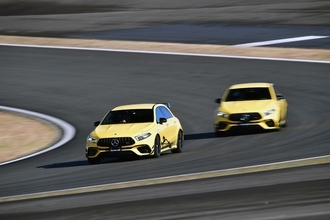 【試乗】衝撃のエンジンにレーシングドライバーも唖然！　速すぎるメルセデスAMG A 45＆CLA 45 は量産車の常識を覆した