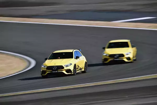 【試乗】衝撃のエンジンにレーシングドライバーも唖然！　速すぎるメルセデスAMG A 45＆CLA 45 は量産車の常識を覆した