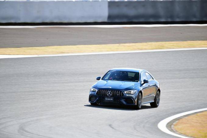 【試乗】衝撃のエンジンにレーシングドライバーも唖然！　速すぎるメルセデスAMG A 45＆CLA 45 は量産車の常識を覆した