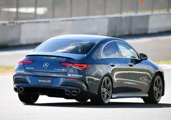 「【試乗】衝撃のエンジンにレーシングドライバーも唖然！　速すぎるメルセデスAMG A 45＆CLA 45 は量産車の常識を覆した」の画像