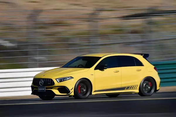 「【試乗】衝撃のエンジンにレーシングドライバーも唖然！　速すぎるメルセデスAMG A 45＆CLA 45 は量産車の常識を覆した」の画像
