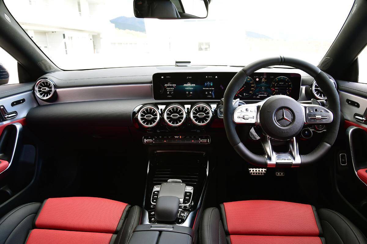 【試乗】衝撃のエンジンにレーシングドライバーも唖然！　速すぎるメルセデスAMG A 45＆CLA 45 は量産車の常識を覆した