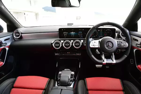 「【試乗】衝撃のエンジンにレーシングドライバーも唖然！　速すぎるメルセデスAMG A 45＆CLA 45 は量産車の常識を覆した」の画像