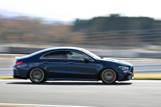 【試乗】衝撃のエンジンにレーシングドライバーも唖然！　速すぎるメルセデスAMG A 45＆CLA 45 は量産車の常識を覆した