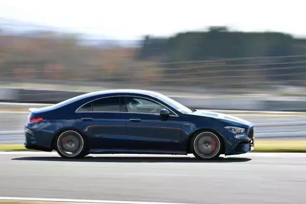 「【試乗】衝撃のエンジンにレーシングドライバーも唖然！　速すぎるメルセデスAMG A 45＆CLA 45 は量産車の常識を覆した」の画像
