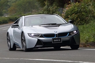 イマドキのクルマにも遊び心はある！　機能的には無意味な「なんちゃって装備」