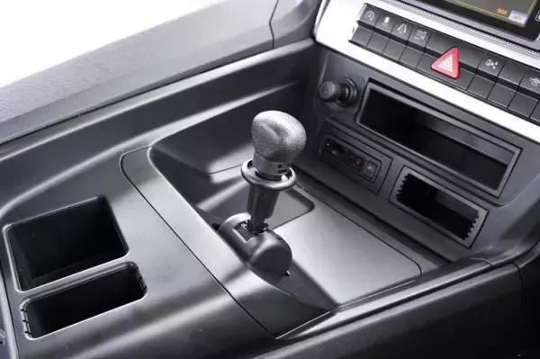 「「サイドブレーキ」や「ギヤ入れ」だけじゃダメ？　トラックが停車時に「車止め」を使うワケ」の画像