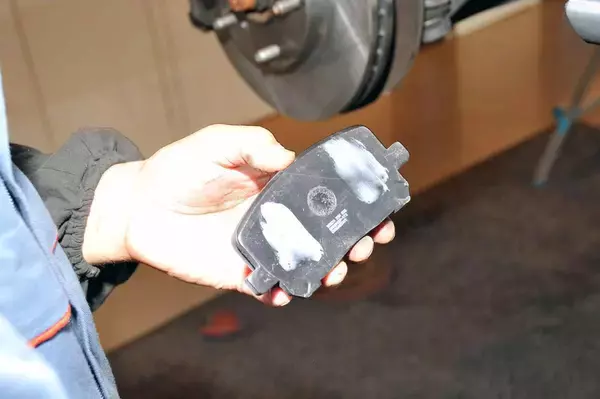 「最大の安全装備なのに「大衆車」に「スポーツカー」ばりの高性能ブレーキを採用しないワケ」の画像