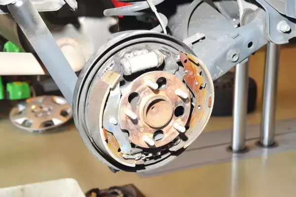 「最大の安全装備なのに「大衆車」に「スポーツカー」ばりの高性能ブレーキを採用しないワケ」の画像