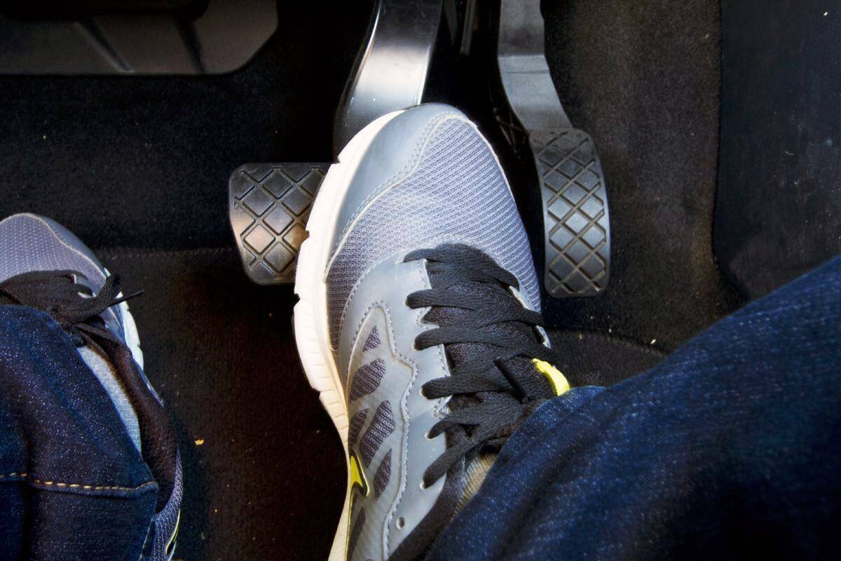 最大の安全装備なのに「大衆車」に「スポーツカー」ばりの高性能ブレーキを採用しないワケ