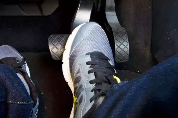 「最大の安全装備なのに「大衆車」に「スポーツカー」ばりの高性能ブレーキを採用しないワケ」の画像