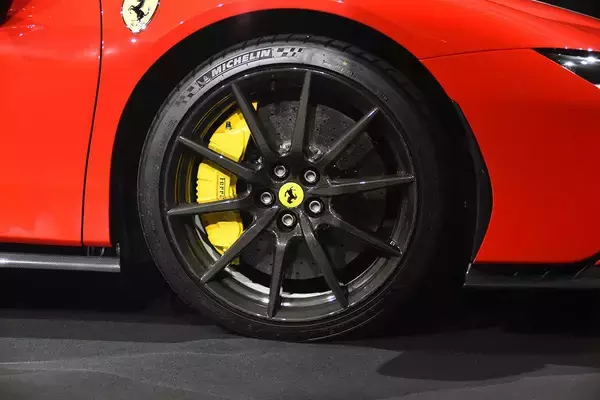 「最大の安全装備なのに「大衆車」に「スポーツカー」ばりの高性能ブレーキを採用しないワケ」の画像