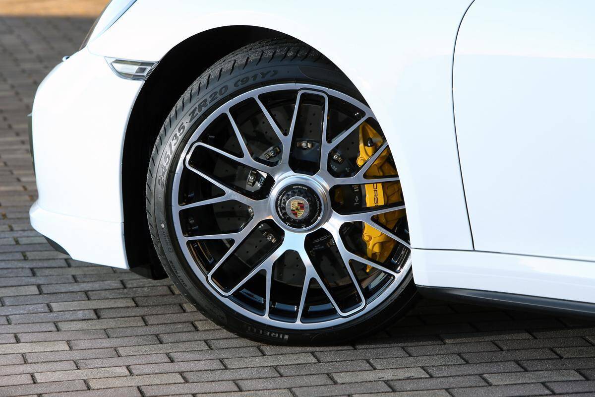 最大の安全装備なのに「大衆車」に「スポーツカー」ばりの高性能ブレーキを採用しないワケ