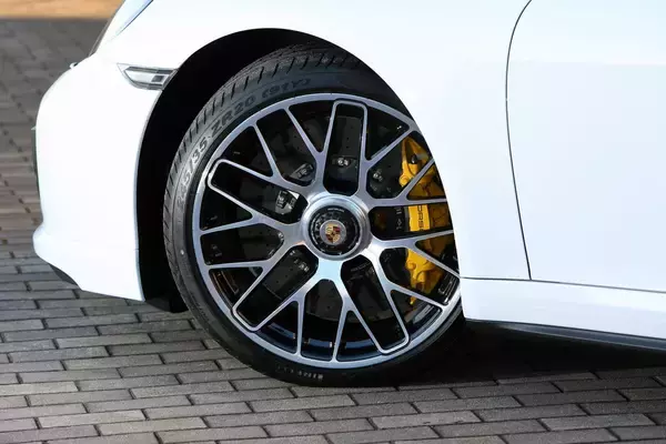 「最大の安全装備なのに「大衆車」に「スポーツカー」ばりの高性能ブレーキを採用しないワケ」の画像