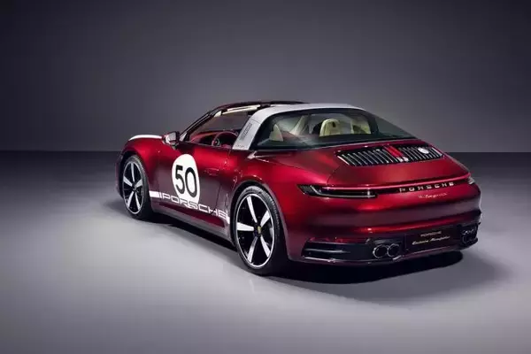「伝統に敬意を表したデザインを採用するポルシェ911タルガ4Sの限定モデルが992台のみ発売」の画像