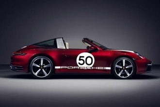伝統に敬意を表したデザインを採用するポルシェ911タルガ4Sの限定モデルが992台のみ発売