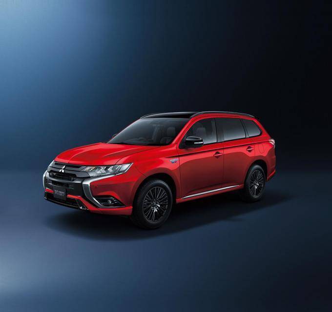 ブラック基調でスポーティな三菱アウトランダーPHEVの特別仕様車「BLACK Edition」発売