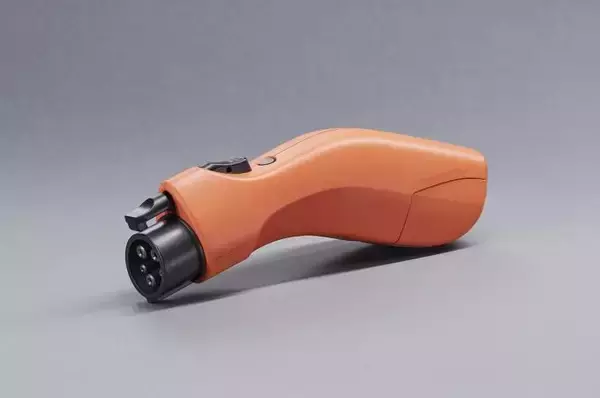 「電気のみで最大95km走行可能！　トヨタRAV4にプラグインハイブリッドモデルが追加」の画像