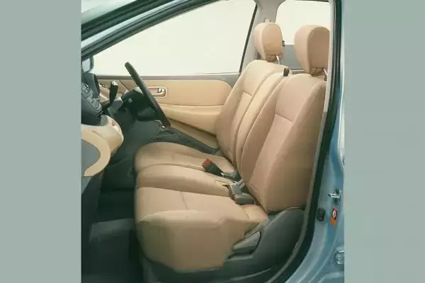 「挑戦するもすぐに消滅！　前席横並び３人掛けの乗用車が一般化しないワケ」の画像