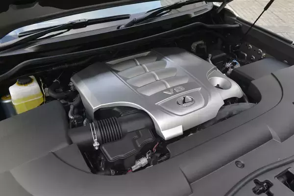 「「燃費激ワル」でも存在を「悪」とは呼ばないで！　ガソリン使いまくりの「衝撃燃費」現行車５選」の画像