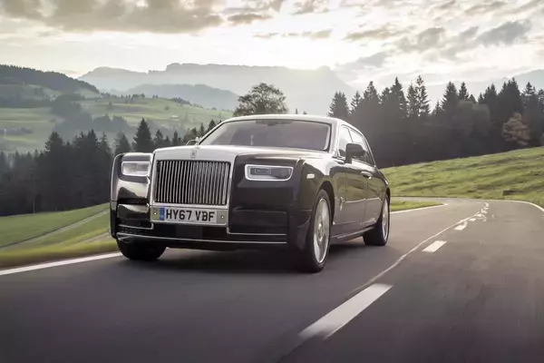 「「燃費激ワル」でも存在を「悪」とは呼ばないで！　ガソリン使いまくりの「衝撃燃費」現行車５選」の画像