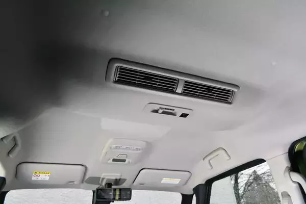 なぜ軽自動車に惨敗？　軽より普通車が「便利装備」で劣るワケ