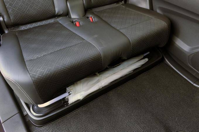 なぜ軽自動車に惨敗？　軽より普通車が「便利装備」で劣るワケ