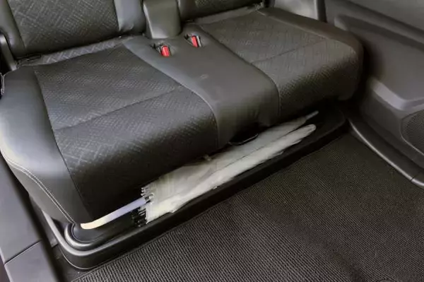 「なぜ軽自動車に惨敗？　軽より普通車が「便利装備」で劣るワケ」の画像