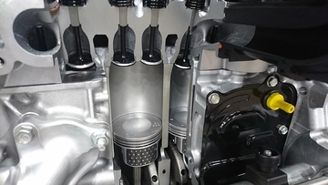 同じ排気量＆気筒数なのになぜ？　メーカーによってエンジン音が異なるワケ