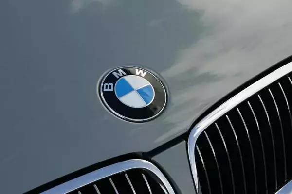 「ひと目で「家族」とわかる同じ顔は「腎臓」！　BMWの「キドニーグリル」が誕生した理由」の画像