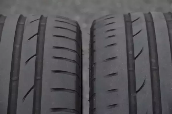 「スリップサイン手前でも性能は下落！　減らずとも経年劣化！　危険を避けるための「タイヤ交換」本当の目安とは」の画像