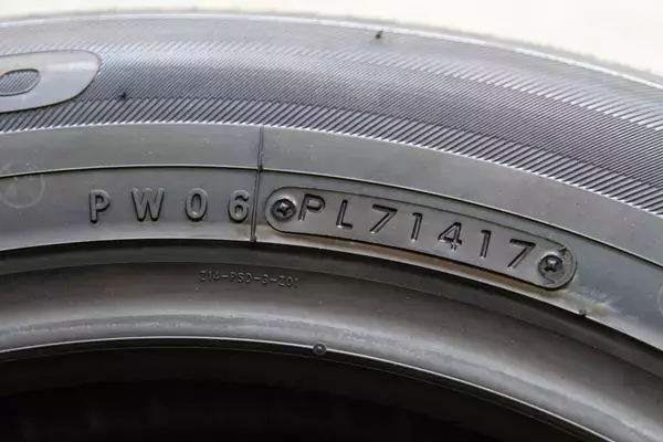 「スリップサイン手前でも性能は下落！　減らずとも経年劣化！　危険を避けるための「タイヤ交換」本当の目安とは」の画像