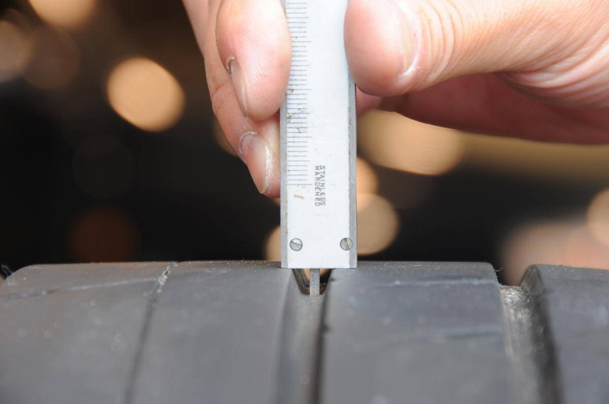 スリップサイン手前でも性能は下落！　減らずとも経年劣化！　危険を避けるための「タイヤ交換」本当の目安とは