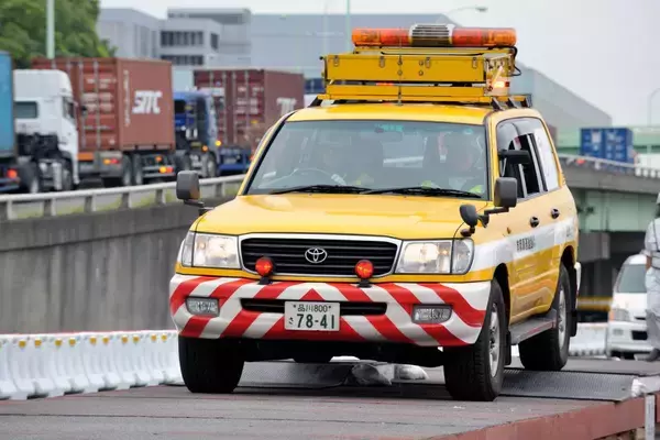 「パトカーや消防車だけじゃない！　意外に多い「緊急走行」が認められているクルマとは」の画像