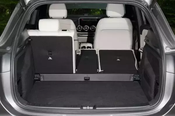 「メルセデス・ベンツの人気SUV「GLA」が２代目に進化！　完全新型「GLB」もラインアップに追加」の画像