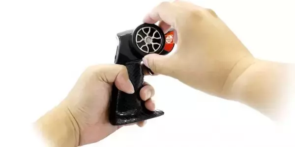 「荷物を乗せて軽快に走る！　京商から人気の軽トラ「スバル・サンバー」のラジコンが発売中」の画像