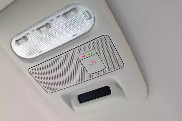 「2台前のクルマを感知！　正面衝突の被害を軽減！　買うなら付けたいクルマのスゴイ安全装備４つ」の画像